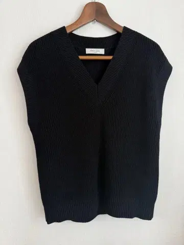 데미-럭스 블랙 V넥 니트 베스트