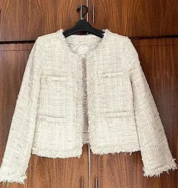 크림색 트위드 노카라 자켓 by spick & span