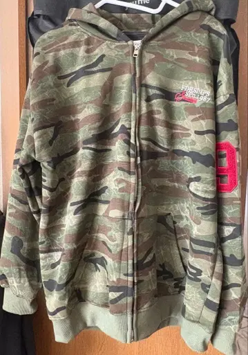 백 넘버링 로고 카모플라주 패턴 집업 후드티