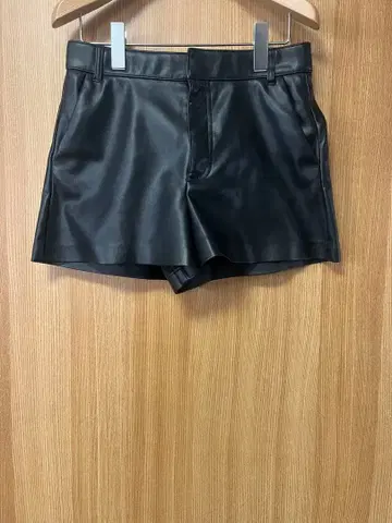 ZARA / 가죽 숏팬츠