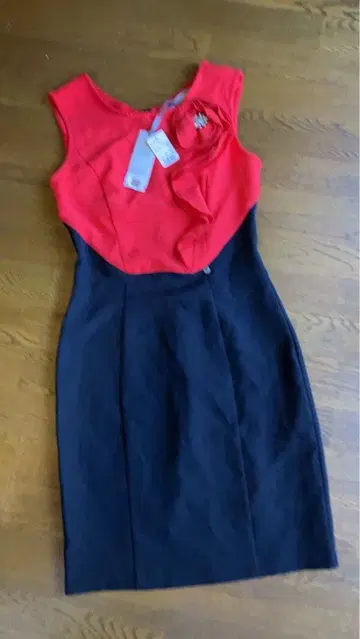 빨간색과 블랙의 슬리브리스 무릎 기장 원피스