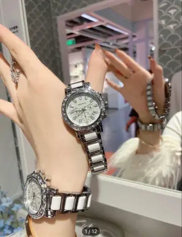 실버와 화이트 메탈 벨트 시계