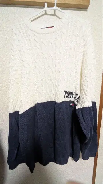 TOMMY JEANS 케이블 니트 스웨터