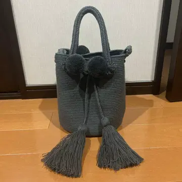 폼폼 포함 그레이 숄더백