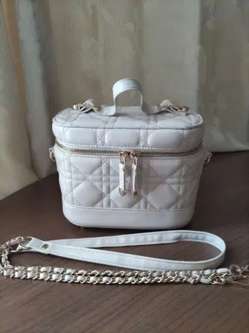 화이트 퀼팅 숄더백 메이크업 도구 파우치 폭신 귀여운