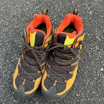 트레킹 슈즈 오렌지와 블랙의 콤비네이션