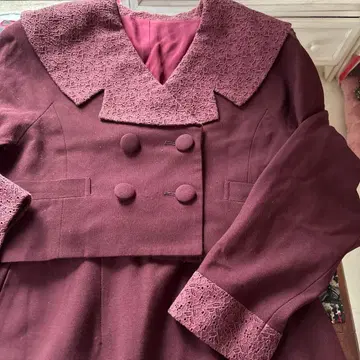 보르도 색상의 수트