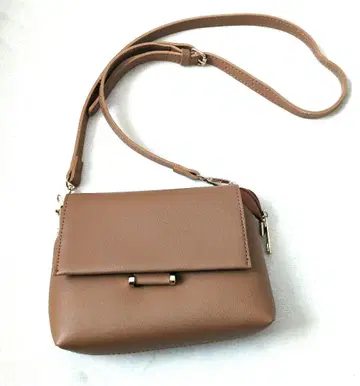브라운 플랩 숄더백