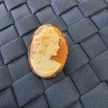 실버 카메오 브로치 여성 옆얼굴 오렌지 계열