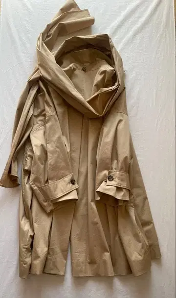 COS 베이지 코트