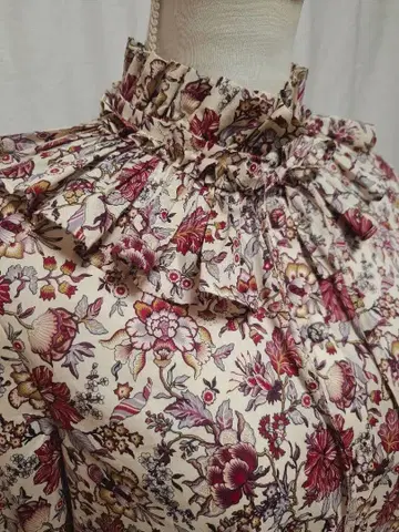 리버티 타나론 원단 사용 프릴 칼라 블라우스