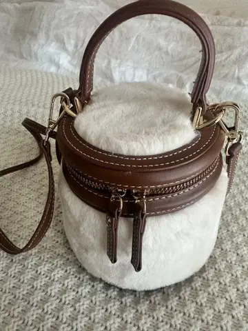 [ 새상품급 ] ZARA 인조 모피 핸드백