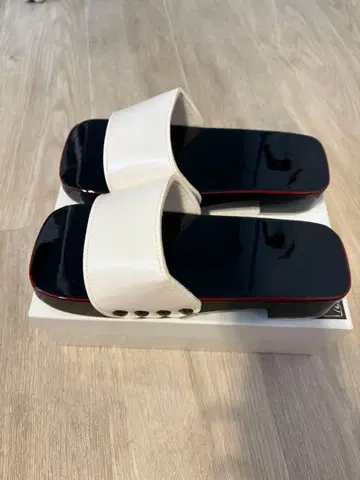 긴자 젠야 화이트 블랙 슬라이드 샌들