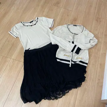 아이보리 의류와 블랙 스커트 LL과 L