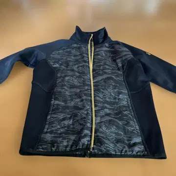 언더아머 카모 패턴 자켓 SM