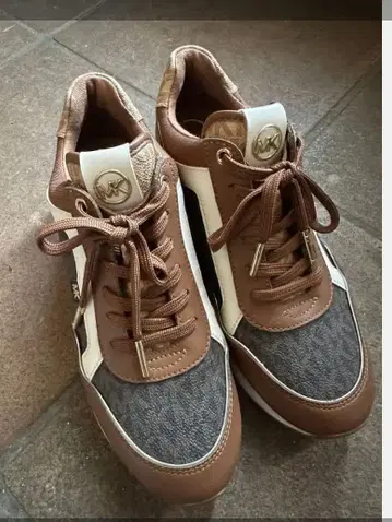 브라운/화이트 캐주얼 스니커즈