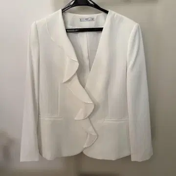 MNG 수트 화이트 자켓, 플라켓에 프릴 있음, 유럽 사이즈 M