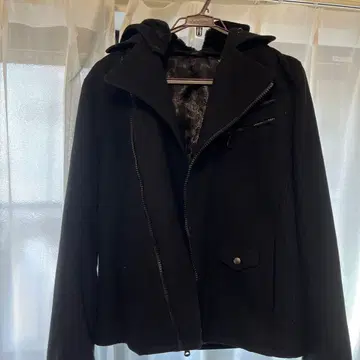 후드 부착 블랙 울 자켓