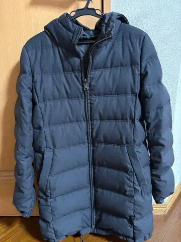 블랙 후드 부착 다운 자켓