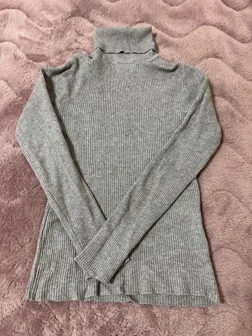 그레이 터틀넥 리브 스웨터