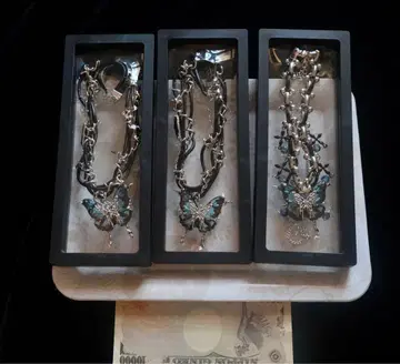 나비 목걸이 하나