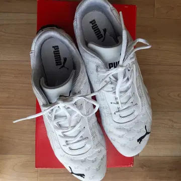 푸마 페라리 로고 화이트 스니커즈