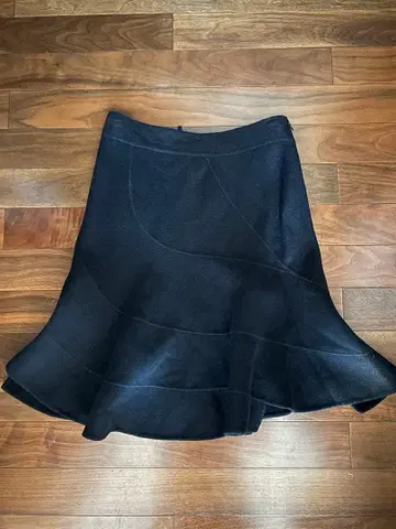 DKNY 네이비 무릎 기장 플레어 스커트