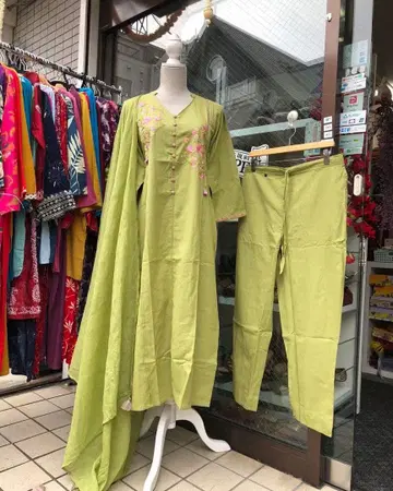 자수 들어간 밝은 그린 셋업