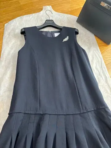 FOXEY 네이비 슬리브리스 원피스