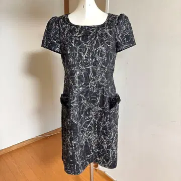 슈퍼 뷰티 레이스 무늬 블랙 계열 반팔 무릎 기장 원피스 40 사이즈