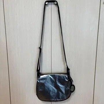 메탈릭 실버 숄더백