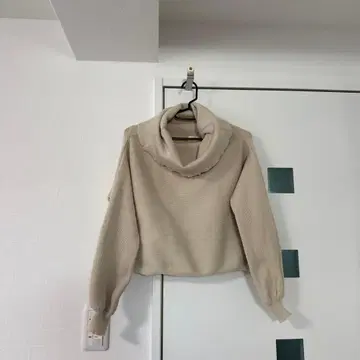 새상품급 MISS.J 베이지 니트 크롭 니트 하이넥 베이지 니트