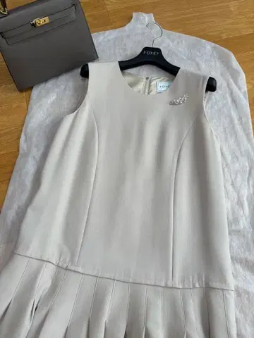 FOXY 슬리브리스 베이지 원피스