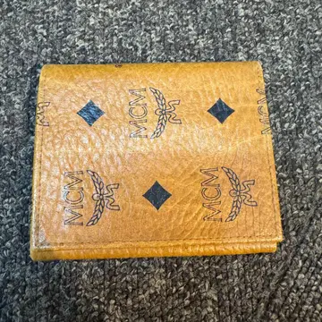 MCM 브라운 가죽 3단 접이식 지갑