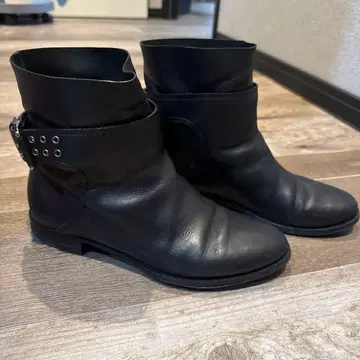 지미추 블랙 가죽 숏부츠 스터드 장식