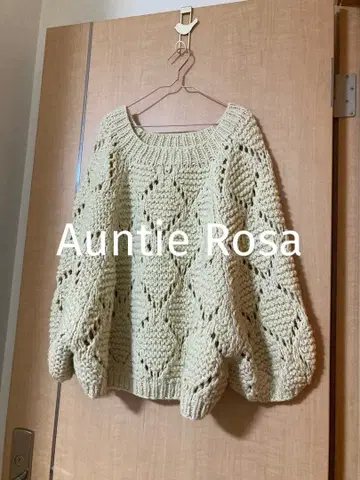 크림색 다이아몬드 무늬 니트