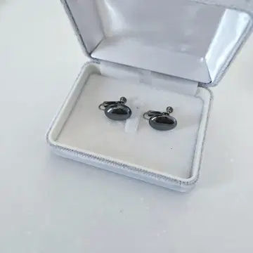 블랙 오벌 디자인의 심플한 귀찌 블랙 스톤