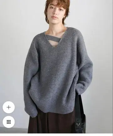 비대칭 V넥 니트탑