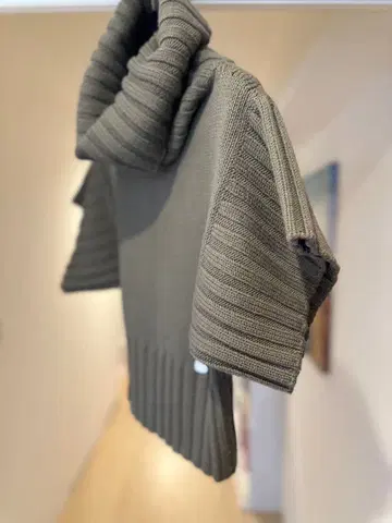 모스키노 터틀넥 스웨터