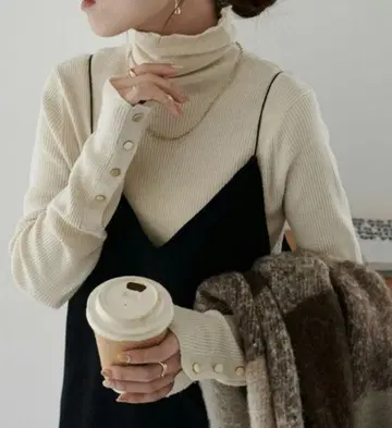 디스코트 리브 소매 버튼 터틀넥 니트 여성 상의 긴팔 아이보리