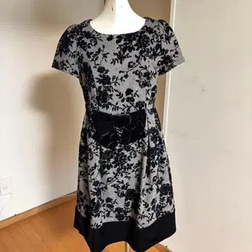 슈퍼 뷰티 그레이와 블랙 꽃무늬 무릎 기장 원피스 40 사이즈