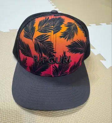 새상품급 RIP CURL 팜 리프 트래커 캡