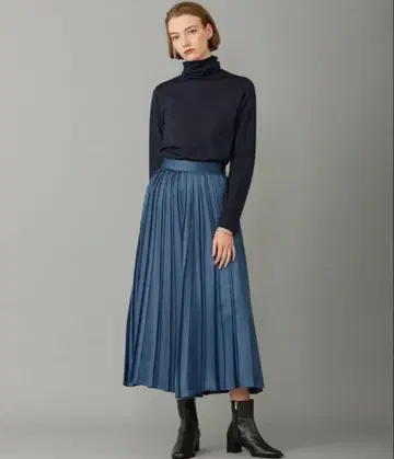 새상품급 iCB 워셔블 가죽 느낌 플리츠 스커트 새틴 롱