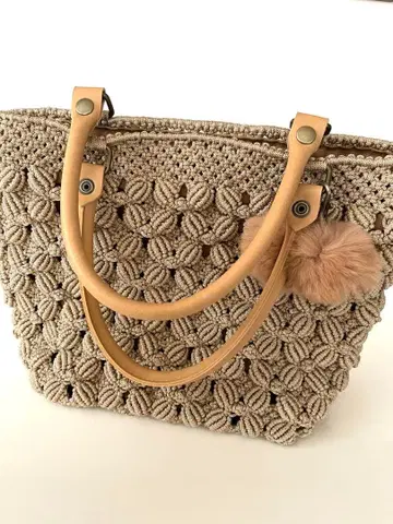 베이지 니트 핸드백 퍼 달린 폼폼