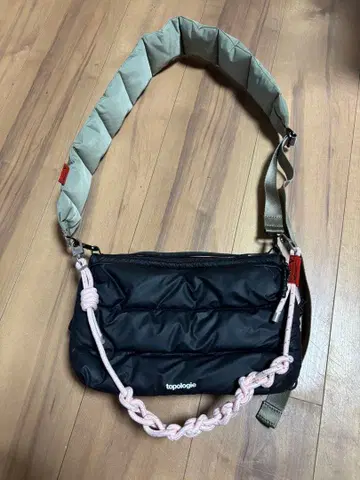 Topologie 라지 보틀 사코슈 블랙 스트랩 포함