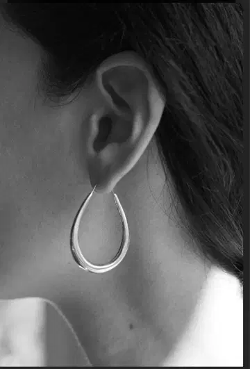 SOPHIE BUHAI Egg Hoop Pierced Earring