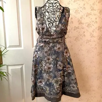 엑시즈팜 꽃무늬 슬리브리스 원피스 그레이