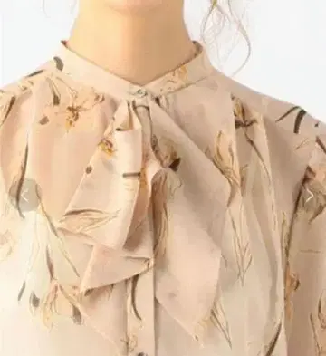 투모로우랜드 나르시스 플라워 비대칭 보타이 블라우스 36