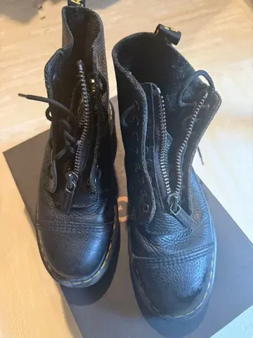 블랙 가죽 워크 부츠 지퍼 포함
