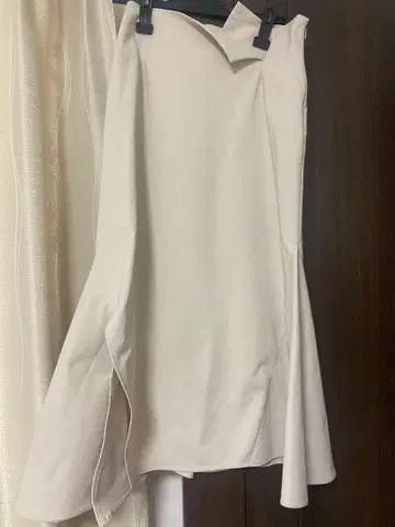 베이지 플레어 스커트 사이드 슬릿